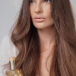 Nikol Švantnerová Instagram - Elixir Ultime asi ani není potřeba představovat✨je to ikonický olej pro dokonalý lesk pro všechny typy vlasů. Je plný vzácných rostlinných olejů, je mnoho způsobů jak jej používat, zaručuje vysoký lesk a navíc krásně voní. A já jeden tento malý zázrak pro vás mám, stačí napsat jaký je váš trik pro lesklé vlasy, sledovat @kerastase_official a za týden vylosuji vítěze o balíček Elixir Ultime. #kerastaseclubczsk #youdarewecare #kerastase #shinyhair #lesklevlasy #