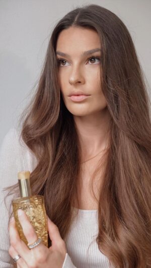 Nikol Švantnerová Instagram - Elixir Ultime asi ani není potřeba představovat✨je to ikonický olej pro dokonalý lesk pro všechny typy vlasů. Je plný vzácných rostlinných olejů, je mnoho způsobů jak jej používat, zaručuje vysoký lesk a navíc krásně voní.
A já jeden tento malý zázrak pro vás mám, stačí napsat jaký je váš trik pro lesklé vlasy, sledovat @kerastase_official a za týden vylosuji vítěze o balíček Elixir Ultime.  #kerastaseclubczsk #youdarewecare #kerastase #shinyhair #lesklevlasy #
