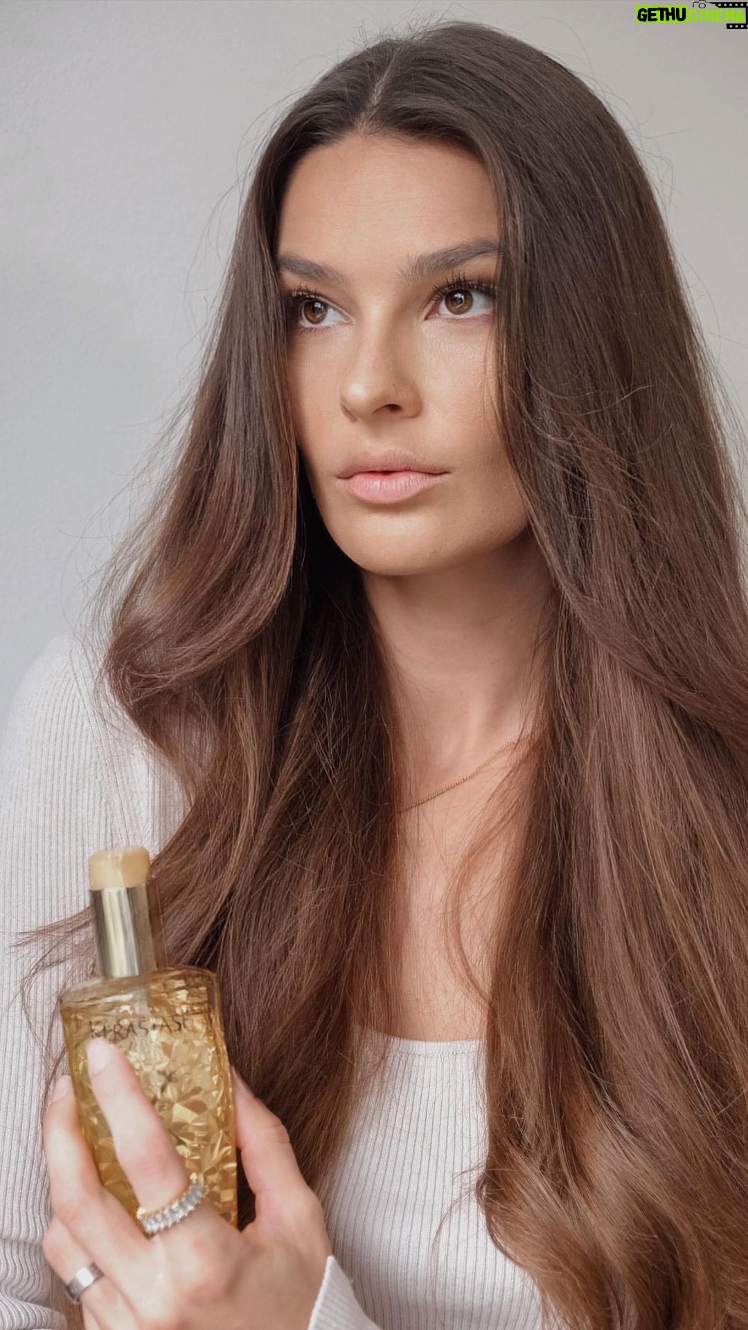 Nikol Švantnerová - 485 Likes - Elixir Ultime asi ani není potřeba představovat✨je to ikonický olej pro dokonalý lesk pro všechny typy vlasů. Je plný vzácných rostlinných olejů, je mnoho způsobů jak jej používat, zaručuje vysoký lesk a navíc krásně voní.
A já jeden tento malý zázrak pro vás mám, stačí napsat jaký je váš trik pro lesklé vlasy, sledovat @kerastase_official a za týden vylosuji vítěze o balíček Elixir Ultime. #kerastaseclubczsk #youdarewecare #kerastase #shinyhair #lesklevlasy #