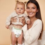Nikol Švantnerová Instagram - Už skoro 8 měsícu náš největší pomocník @muumibaby_czsk 💚 Spokojené dítě = spokojená máma a dítě v suchu, to je základ každého dne a hlavně noci. V noci nemusíme přebalovat, Mie dokonale padnou a hlavně jsou šetrné k pokožce. #malejMumik #muumibaby