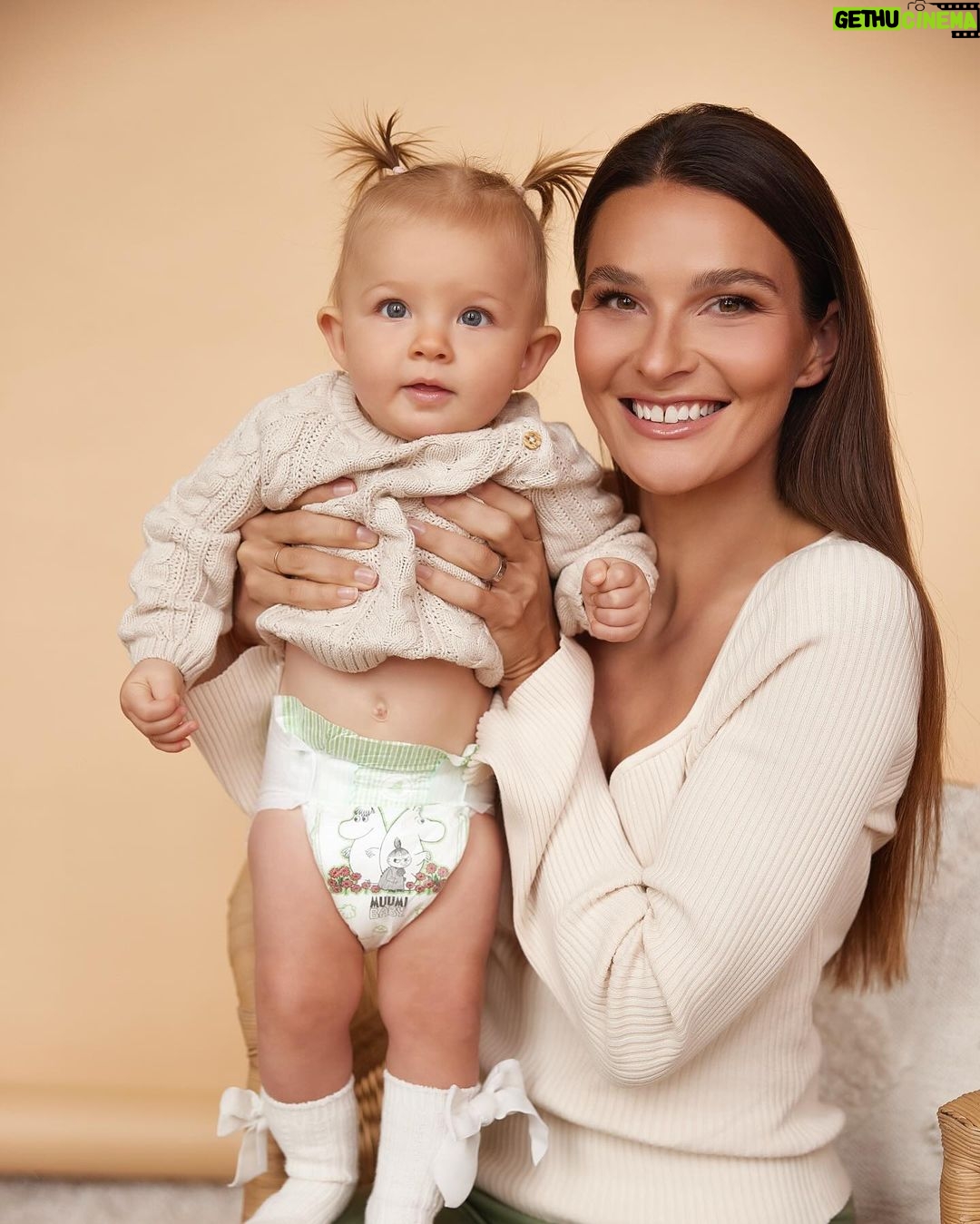 Nikol Švantnerová Instagram - Už skoro 8 měsícu náš největší pomocník @muumibaby_czsk 💚 Spokojené dítě = spokojená máma a dítě v suchu, to je základ každého dne a hlavně noci. V noci nemusíme přebalovat, Mie dokonale padnou a hlavně jsou šetrné k pokožce. #malejMumik #muumibaby