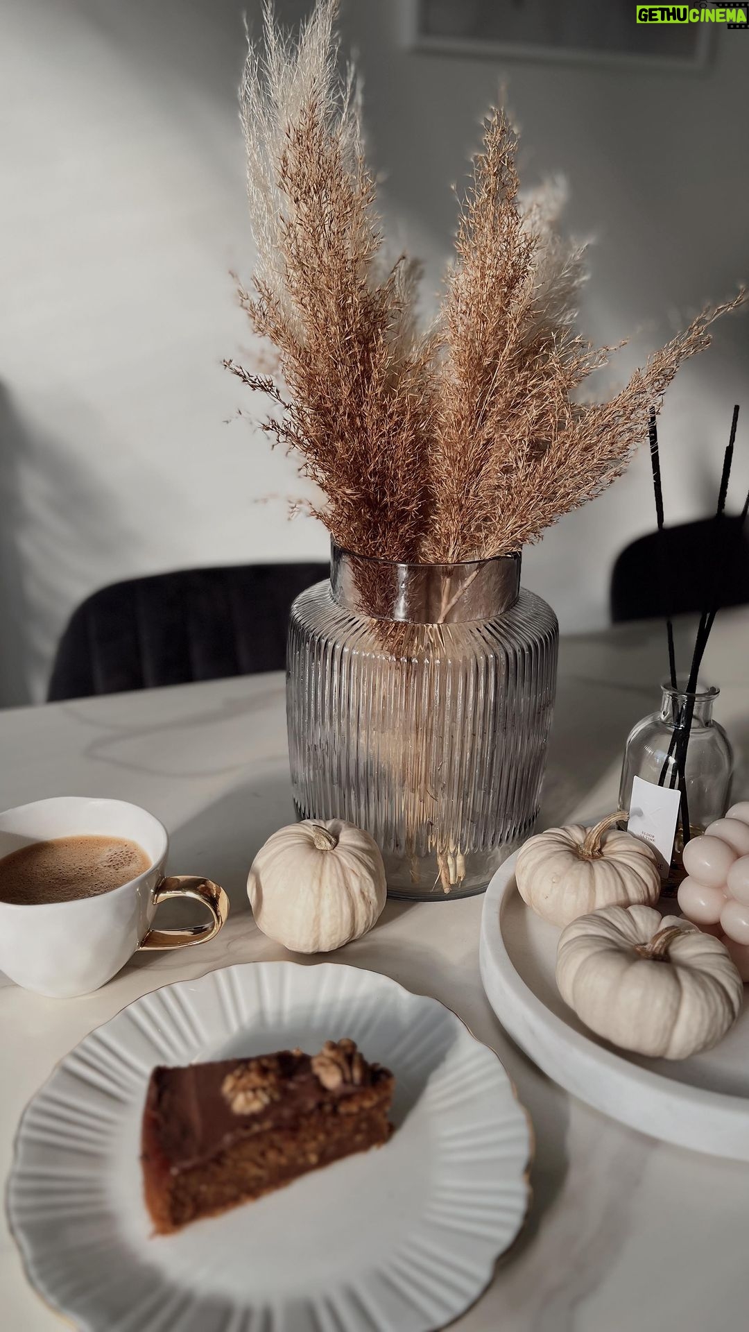 Nikol Švantnerová - 1K Likes - Little home coffee corner☕️🤎 #home #coffeetime
Kávovar @nespresso.cz Vertuo
Hrnek @bonamicz
Dávkovač kávového sirupu z Kaufland.cz i s balíčkem nálepek
Dóza @butlerscz
Mramorový tác @westwing.cz