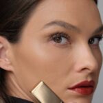 Nikol Švantnerová Instagram - Podzimní look s mými oblíbenými produkty od @yslbeauty , který je oživený Rouge Pur Couture Reno, která je nyní už ve 40 úžasných odstínech a některé jsou dokonce i v #refill verzi. Mám ráda jednoduchost, stačí make-up na sjednocení pleti, řasenka Lash Clash a na závěr rty v dokonalé barvě podzimu. 🍂 #YSLBeauty #makeup #YSLBeautyMakeup #COUTUREMEUP