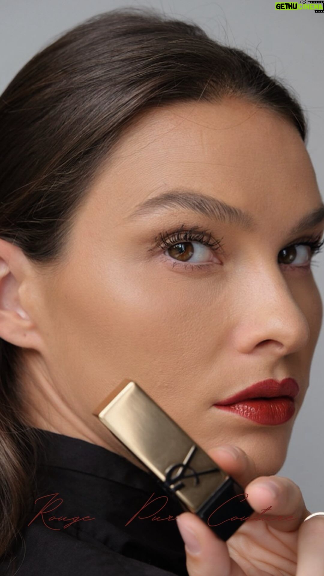 Nikol Švantnerová - 570 Likes - Podzimní look s mými oblíbenými produkty od @yslbeauty , který je oživený Rouge Pur Couture Reno, která je nyní už ve 40 úžasných odstínech a některé jsou dokonce i v #refill verzi. Mám ráda jednoduchost, stačí make-up na sjednocení pleti, řasenka Lash Clash a na závěr rty v dokonalé barvě podzimu. 🍂
#YSLBeauty #makeup #YSLBeautyMakeup #COUTUREMEUP