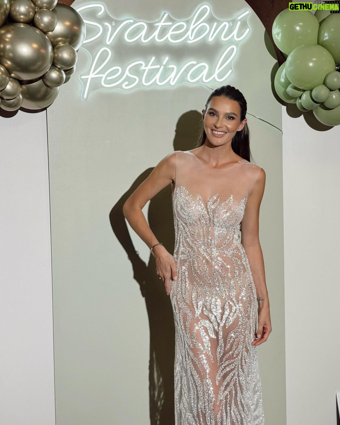 Nikol Švantnerová Instagram - Dva dny přehlídkového maratonu na @svatebnifestival v Brně🕊️nespočet svatebních šatů, že být nevěsta, tak mám co dělat, abych si vybrala. A tyhle šaty od @miroslav.michael.knot byly dokonalé! #wedding #fashionshow Brno, Czech Republic