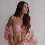 Nikol Švantnerová Instagram - Kdo by tyhle kousky z @victoriassecretczech nemiloval!🎀O tom, že je najdete nově už i u nás jsem vás už informovala, ale můžete hlavně objednávat na českém eshopu a váš vysněný kousek vám dorazí do 3 dnů krásně zabalený domů! No a aby se vám lépe nakupovalo, tak pro vás mám slevu s kódem NIKOLSVANTNEROVA10 #victoriassecret #ad