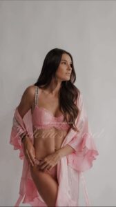Nikol Švantnerová Instagram - Kdo by tyhle kousky z @victoriassecretczech nemiloval!🎀O tom, že je najdete nově už i u nás jsem vás už informovala, ale můžete hlavně objednávat na českém eshopu a váš vysněný kousek vám dorazí do 3 dnů krásně zabalený domů! No a aby se vám lépe nakupovalo, tak pro vás mám slevu s kódem NIKOLSVANTNEROVA10 #victoriassecret #ad
