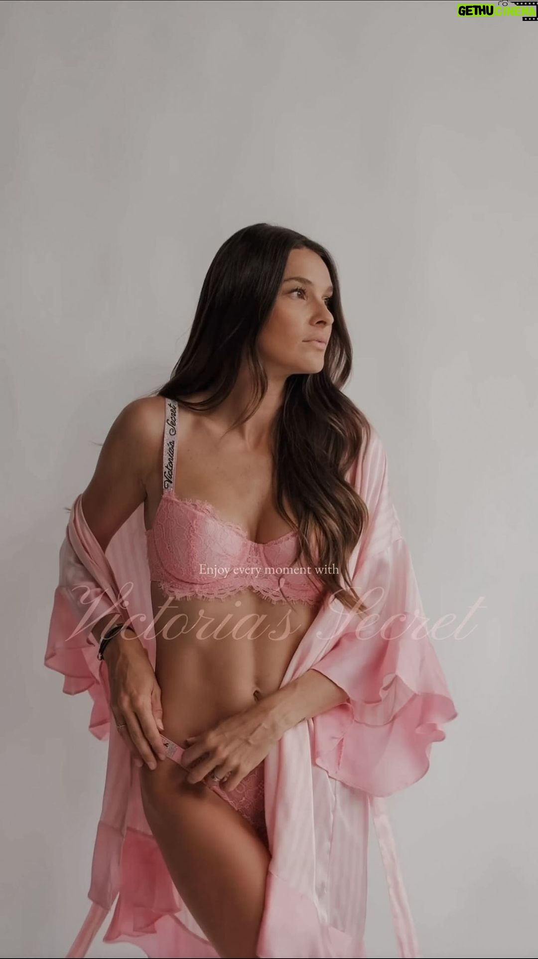 Nikol Švantnerová - 1.8K Likes - Kdo by tyhle kousky z @victoriassecretczech nemiloval!🎀O tom, že je najdete nově už i u nás jsem vás už informovala, ale můžete hlavně objednávat na českém eshopu a váš vysněný kousek vám dorazí do 3 dnů krásně zabalený domů! No a aby se vám lépe nakupovalo, tak pro vás mám slevu s kódem NIKOLSVANTNEROVA10 #victoriassecret #ad