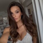 Nikol Švantnerová Instagram – Po delší době si mě vzal někdo do parády,děkuji @nataliejachimova 🫶🏼
Dneska jsem se naladila na vánoční atmosféru při focení s @kacanovakova a už se nemůžu dočkat výsledku!
#shootingday White Castle Studio
