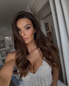 Nikol Švantnerová Instagram - Po delší době si mě vzal někdo do parády,děkuji @nataliejachimova 🫶🏼 Dneska jsem se naladila na vánoční atmosféru při focení s @kacanovakova a už se nemůžu dočkat výsledku! #shootingday White Castle Studio