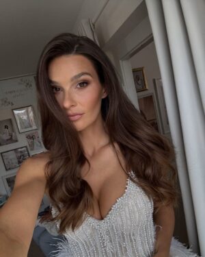 Nikol Švantnerová Instagram - Po delší době si mě vzal někdo do parády,děkuji @nataliejachimova 🫶🏼
Dneska jsem se naladila na vánoční atmosféru při focení s @kacanovakova a už se nemůžu dočkat výsledku!
#shootingday