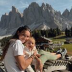 Nikol Švantnerová Instagram – Přejeme krásný víkend z Dolomit🫶🏼my se vydali k nádherné Geisleralm, už jsem tu podruhé a ty výhledy tady miluju. Celý okruh je hrozně fajn, když zvolíte cestu po silnici, dostanete se sem i s kočárkem a stojí to za to! #visitdolomites #weekend