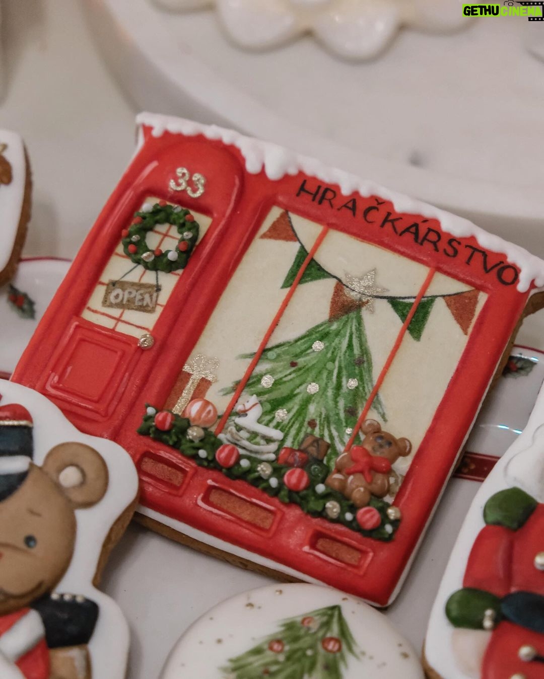 Nikol Švantnerová Instagram - Dobré ráno❤️ Perníčky nebo vánoční dekorace? No já na ně zatím spíš koukám než jím, jsou dokonalé! #gingerbread
