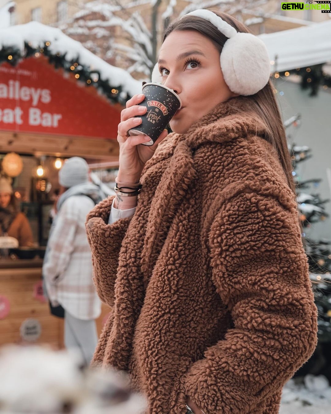 Nikol Švantnerová Instagram - Kam na dokonalý drink na zahřátí?🧉 Baileys Treat Bar, horká čokoláda s velkou kapkou @baileys_czech a to vše pořádně ozdobit! Pro 3 z vás mám vouchery právě do Treat Baru - stačí jen do komentářů označit někoho vám blízkého s kým byste zašli na horkou čokoládu a sledovat profil Baileys. ❤️ #Baileys #Baileysczech #TreaBar #TreatYourself Náměstí Jiřího z Poděbrad