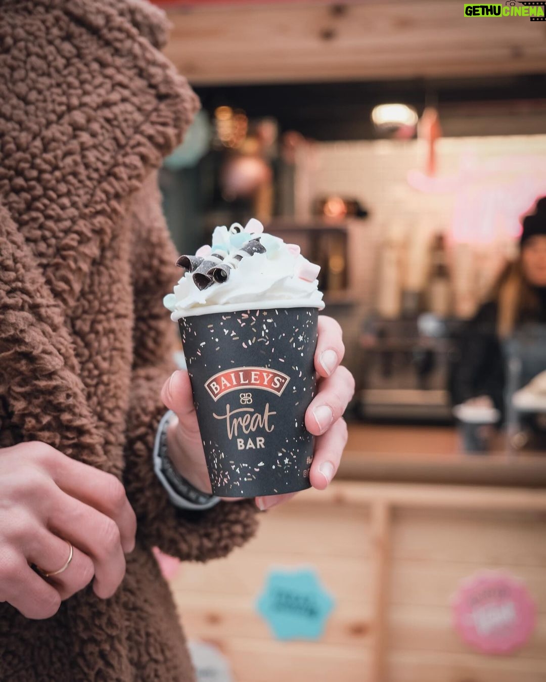 Nikol Švantnerová Instagram - Kam na dokonalý drink na zahřátí?🧉 Baileys Treat Bar, horká čokoláda s velkou kapkou @baileys_czech a to vše pořádně ozdobit! Pro 3 z vás mám vouchery právě do Treat Baru - stačí jen do komentářů označit někoho vám blízkého s kým byste zašli na horkou čokoládu a sledovat profil Baileys. ❤️ #Baileys #Baileysczech #TreaBar #TreatYourself Náměstí Jiřího z Poděbrad