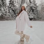 Nikol Švantnerová Instagram - Tak dneska je to na moon boots i ve městě❄️ale pojďme si říct, že až na ten malý dopravní kolaps je to pohádka! Akorát to klidně mohlo přijít až třeba za 3 týdny, protože bych si docela přála konečně bílé Vánoce. #wintertime