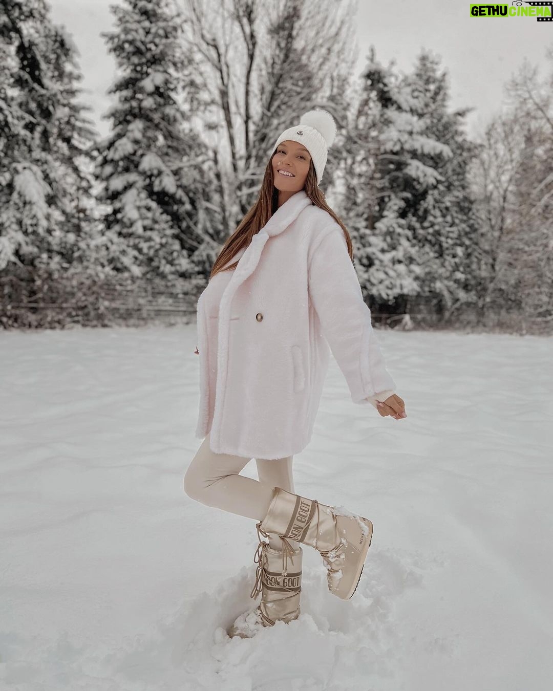 Nikol Švantnerová Instagram - Tak dneska je to na moon boots i ve městě❄️ale pojďme si říct, že až na ten malý dopravní kolaps je to pohádka! Akorát to klidně mohlo přijít až třeba za 3 týdny, protože bych si docela přála konečně bílé Vánoce. #wintertime