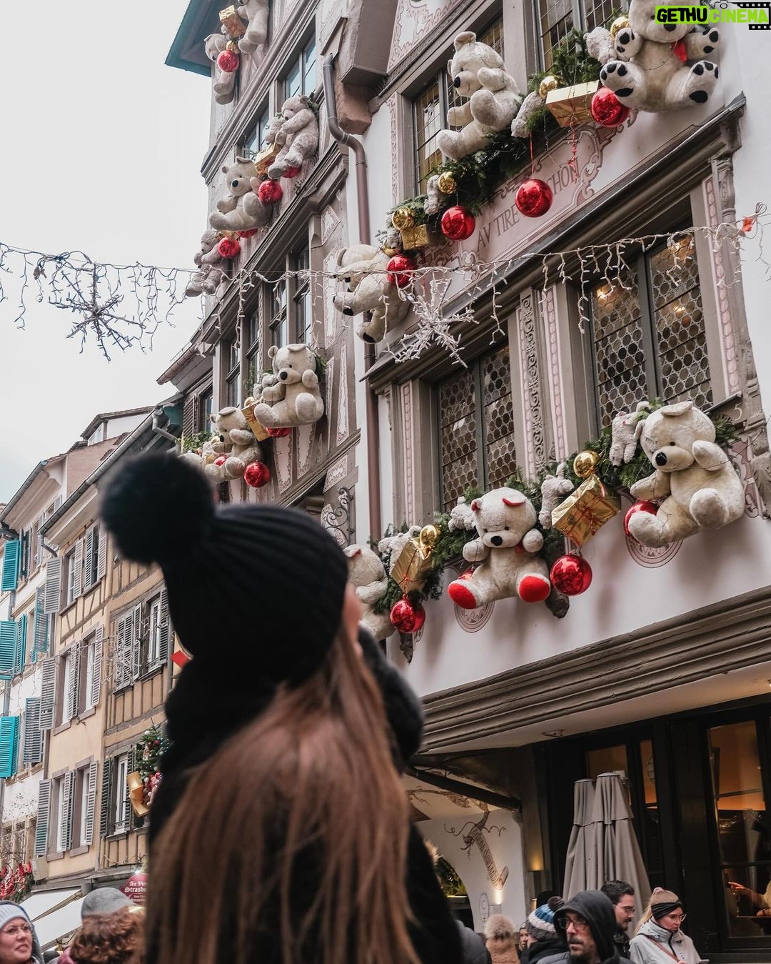 Nikol Švantnerová Instagram - Vánoční trhy ve Štrasburku jsem měla na wishlistu už dlouho a byly dokonalé!🎠🧸krásně nazdobené ulice, trhy na každém rohu, milion světýlek, atrakcí, jediné co jim mohu vytknout jsou plastové kelímky místo hrníčků😁 #christmasmarket #strasbourg Strasbourg, France