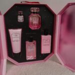 Nikol Švantnerová Instagram - Victoria’s Secret je srdcovka a taky trochu závislost🩷 A tak mám pro vás další krásnou akci v rámci Black Friday-všechny beauty produkty a doplňky, vem 4 a zaplať 2. Platí do zítra na prodejně i online @victoriassecretczech #blackfriday #victoriassecret
