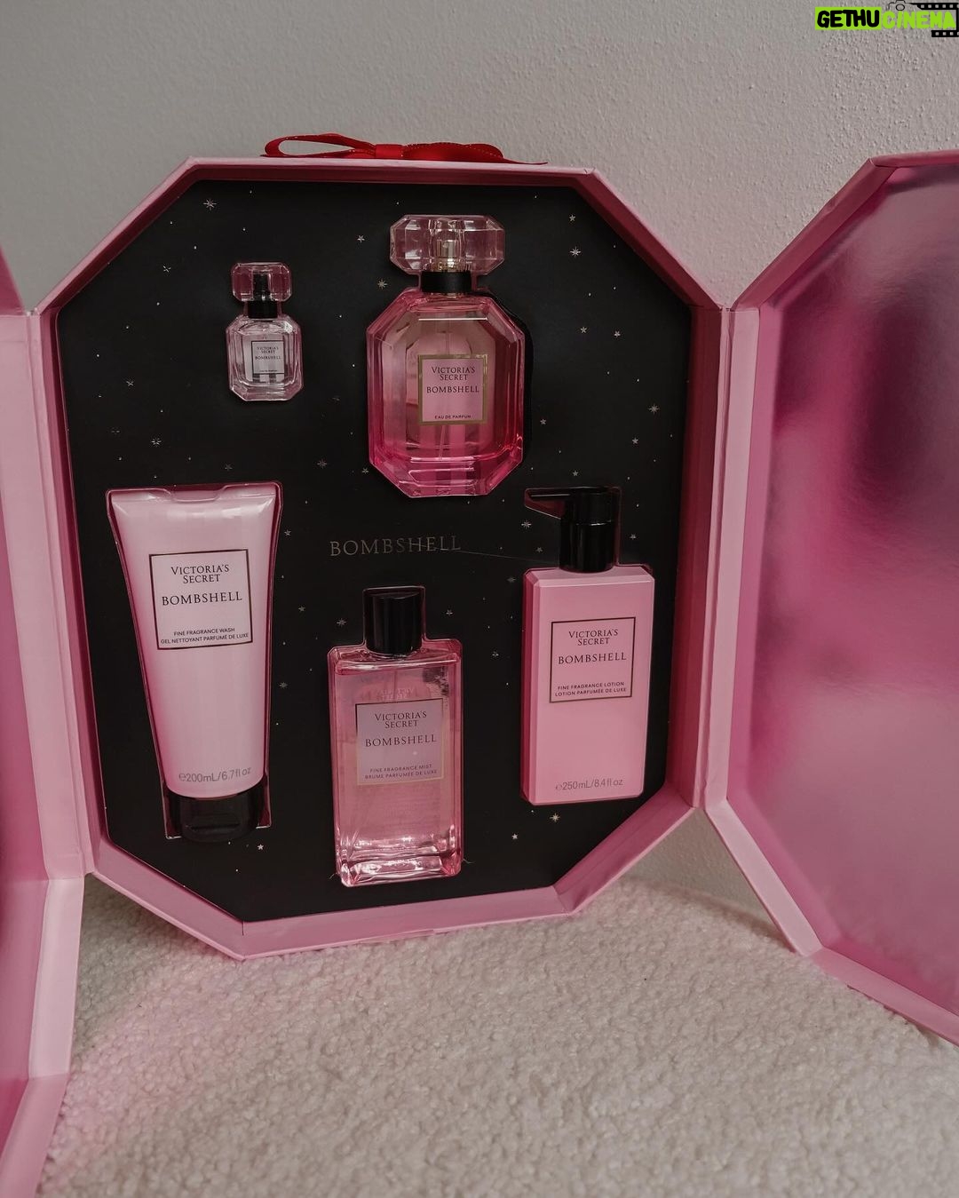 Nikol Švantnerová Instagram - Victoria’s Secret je srdcovka a taky trochu závislost🩷 A tak mám pro vás další krásnou akci v rámci Black Friday-všechny beauty produkty a doplňky, vem 4 a zaplať 2. Platí do zítra na prodejně i online @victoriassecretczech #blackfriday #victoriassecret