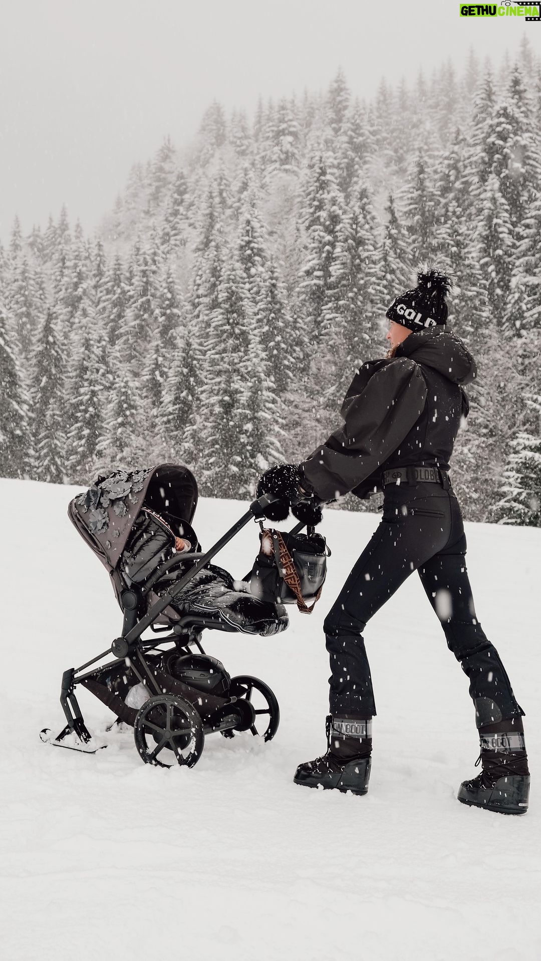 Nikol Švantnerová - 2.4K Likes - My jsme prostě horský holky, tak to chtělo vytunit i kočárek❄️ #winterstyle @cybex_global @vandastoreoriginal