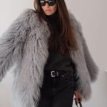 Nikol Švantnerová Instagram – Slíbila jsem zase trochu více fashion, tak konečně jsem si na to našla chvilku. 
Jeden simply outfit 🩶

Jeans @zara 6045/129
Svetr @zara 2142/187
Boty @zara 2129/210
Kožíšek @finefurs