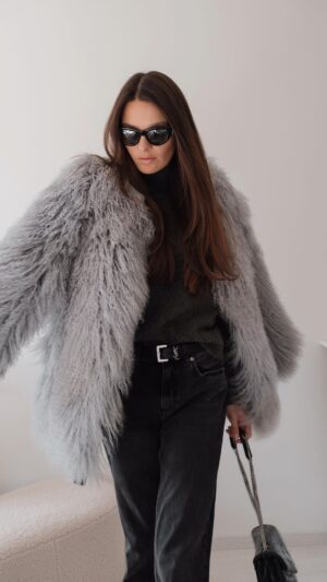 Nikol Švantnerová Instagram - Slíbila jsem zase trochu více fashion, tak konečně jsem si na to našla chvilku. 
Jeden simply outfit 🩶

Jeans @zara 6045/129
Svetr @zara 2142/187
Boty @zara 2129/210
Kožíšek @finefurs
