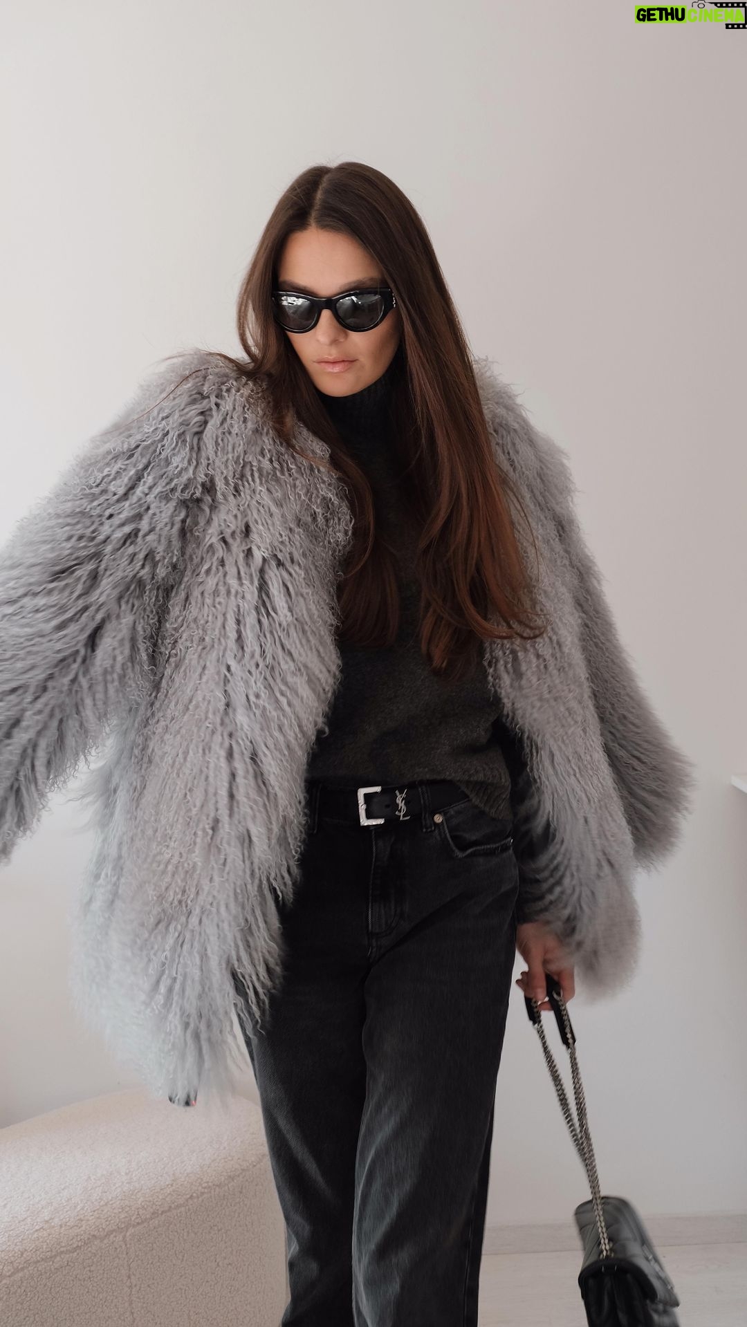 Nikol Švantnerová - 2.4K Likes - Slíbila jsem zase trochu více fashion, tak konečně jsem si na to našla chvilku.
Jeden simply outfit 🩶
Jeans @zara 6045/129
Svetr @zara 2142/187
Boty @zara 2129/210
Kožíšek @finefurs