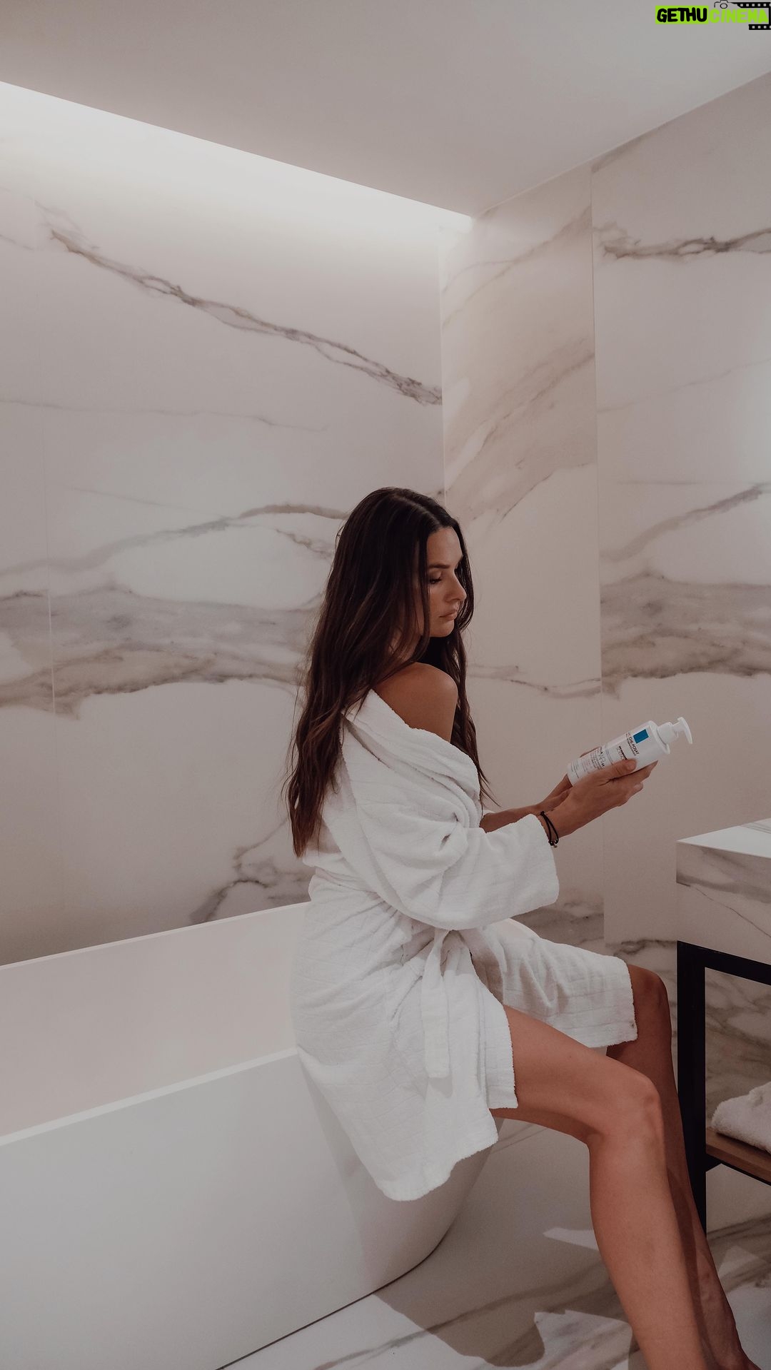 Nikol Švantnerová - 325 Likes - Asi nejsem jediná, koho teď v zimě trápí suchá pokožka, tak tady jeden tip jak na ní vyzrát🤍Lipikar Baume, takový malý/velký zázrak, okamžitě hydratuje a já třeba zkusila i na obličej přes noc a pleť i ráno krásně hydratovaná, lesklá, hladká. No a k tomu dokonalé kombo a to čistící a vyživující olej Lipikar Oil, který používám i třeba do koupele. #larocheposay #lipikar #larocheposaycz_sk #skincare #sensitiveskin #spoluprace