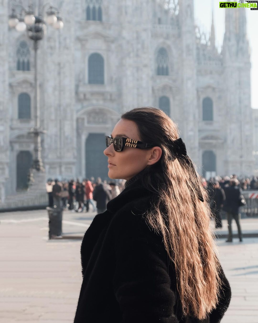 Nikol Švantnerová Instagram - Miláno🍝🍕🇮🇹3 dny, spousta pizzy, těstovin a zmrzliny, pár aperolů, sluníčko, hooodně nachozených kilometrů. Jsem ráda, že ikdyž to byla pracovní cesta, tak jsme si to mohli užít i jako rodina. #milan Milan, Italy