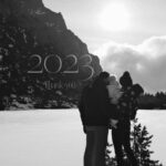 Nikol Švantnerová Instagram – Rok 2023 pro mě určitě bude jeden z nejkrásnějších. V březnu přišel na svět malý zázrak a najednou vše dostalo úplně jiný smysl. Stala jsem se mámou a nic není víc🤍
Jsem vděčná, za vše, co mi tento rok přinesl, za krásné pracovní příležitosti a spolupráce, za krásná místa, která jsem měla možnost navštívit, za to, že jste tady stále se mnou a baví vás má tvorba a nejvíc za to, že mám kolem sebe milující rodinu.
Vám přeji, ať vás v roce 2024 doprovází hlavně zdraví a láska a ať se vám splní vše, co si jen přejete🤍 #happynewyear