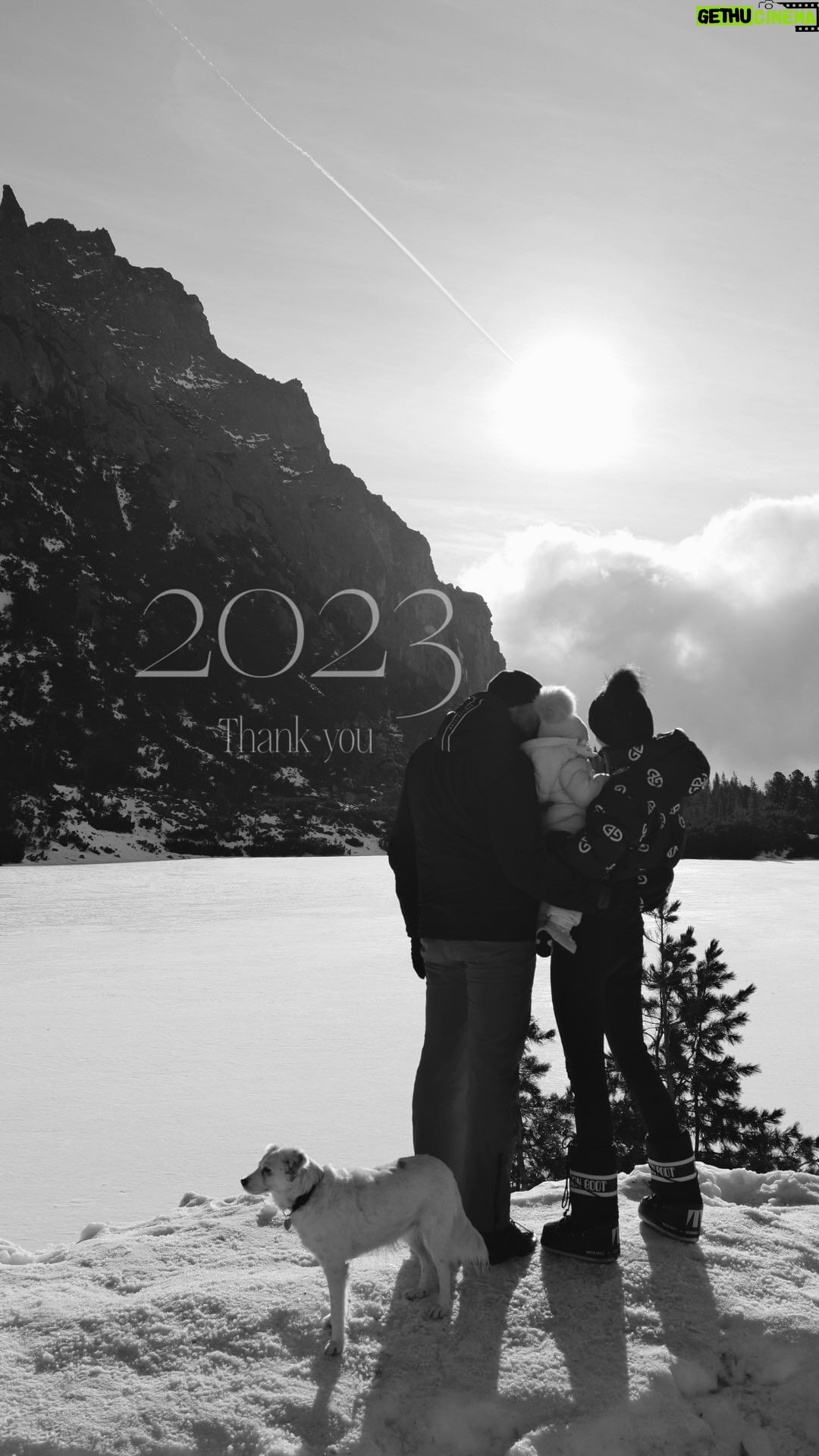 Nikol Švantnerová - 5.7K Likes - Rok 2023 pro mě určitě bude jeden z nejkrásnějších. V březnu přišel na svět malý zázrak a najednou vše dostalo úplně jiný smysl. Stala jsem se mámou a nic není víc🤍
Jsem vděčná, za vše, co mi tento rok přinesl, za krásné pracovní příležitosti a spolupráce, za krásná místa, která jsem měla možnost navštívit, za to, že jste tady stále se mnou a baví vás má tvorba a nejvíc za to, že mám kolem sebe milující rodinu.
Vám přeji, ať vás v roce 2024 doprovází hlavně zdraví a láska a ať se vám splní vše, co si jen přejete🤍 #happynewyear