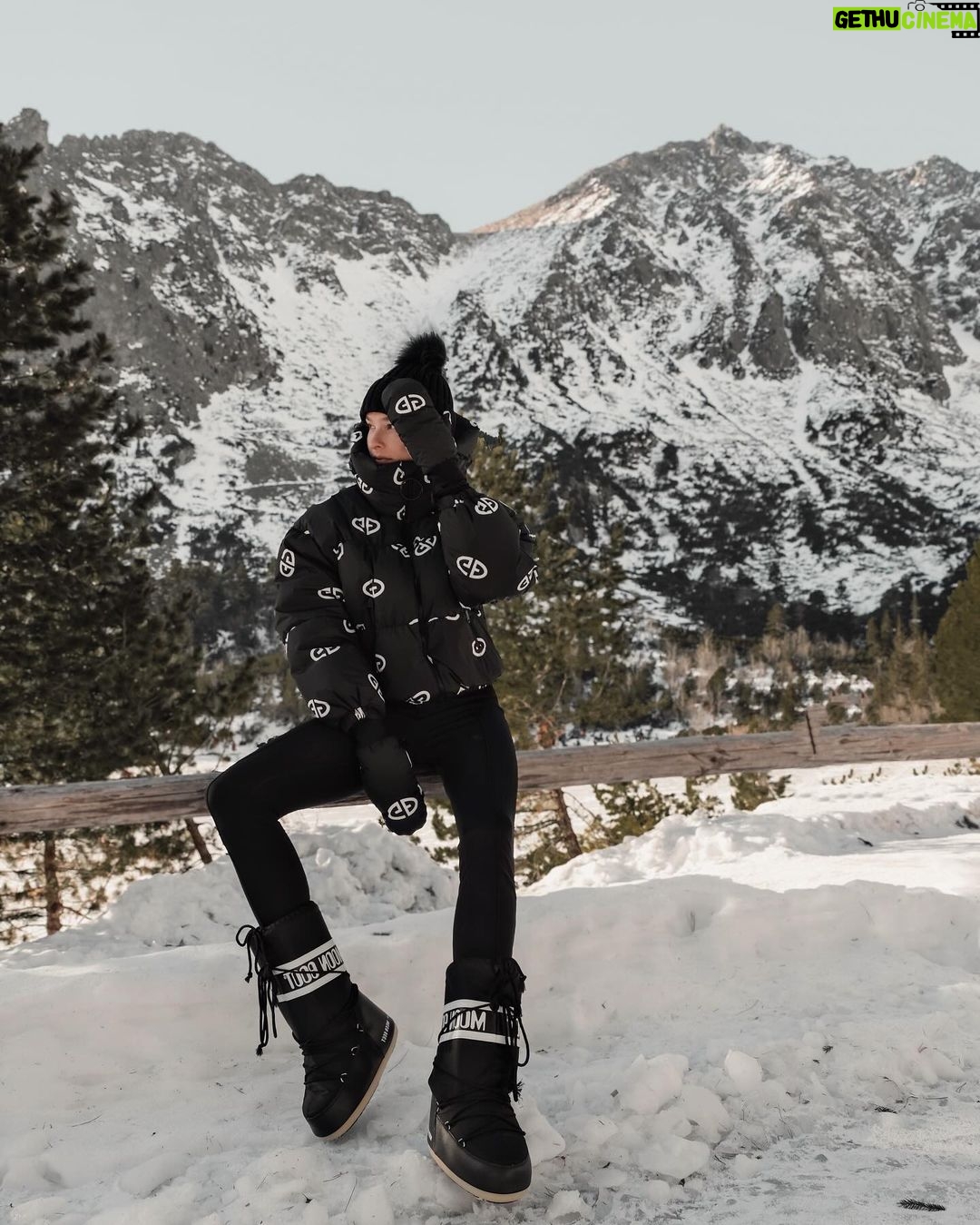 Nikol Švantnerová Instagram - Další tradice a to každoroční procházka na Popradské Pleso🏔️outfit jako vždy Moon Boots, šponovky a dokonalá bunda Goldbergh z @davidsportcz 🖤 #mountains Popradské pleso