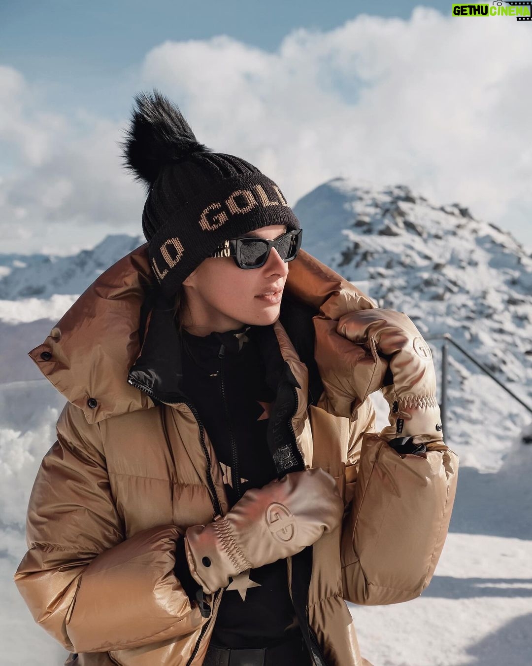 Nikol Švantnerová Instagram - Dnes Chopok, tradice každý rok🏔️jen povětrnostní podmínky byly dnes trochu náročnější a málem jsme se už nedostali ani dolů, no kávičku s výhledem jsme stihli. #slovakia Chopok, Vrchol, 2024 mnm