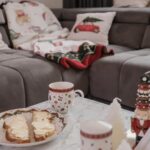 Nikol Švantnerová Instagram - Dobré ráno🥰 Na tohle jsem se těšila! Vánočka, káva s kapkou vaječňáku, pohádky v televizi a nic nemuset☺️ #christmastime