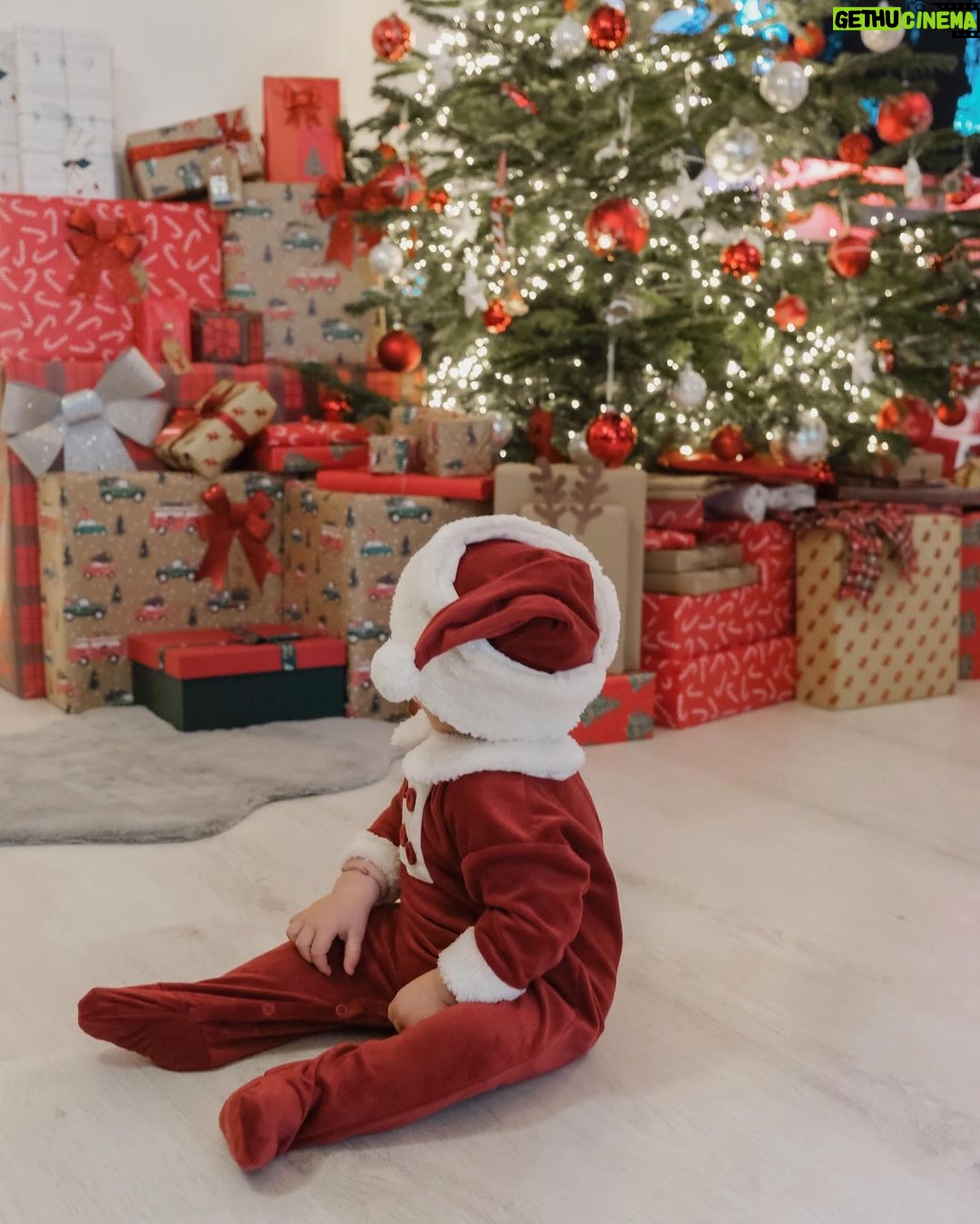 Nikol Švantnerová Instagram - My jsme ten nejkrásnější dáreček pod stromečkem našli❤️ #firstchristmas