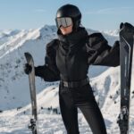 Nikol Švantnerová Instagram - Když jsem tenhle overal viděla poprvé, říkala jsem si, že je to trochu moc na svah, pak jsem si ho ale vyzkoušela a řekla jsem si, no tak budu trochu moc, nemůžu ho tady nechat a teď jsem za to ráda, je dokonalý, vypadá strašně cool a rozhodně se za vámi každý otočí!😁🖤 #bedifferent #beyourself Fieberbrunn