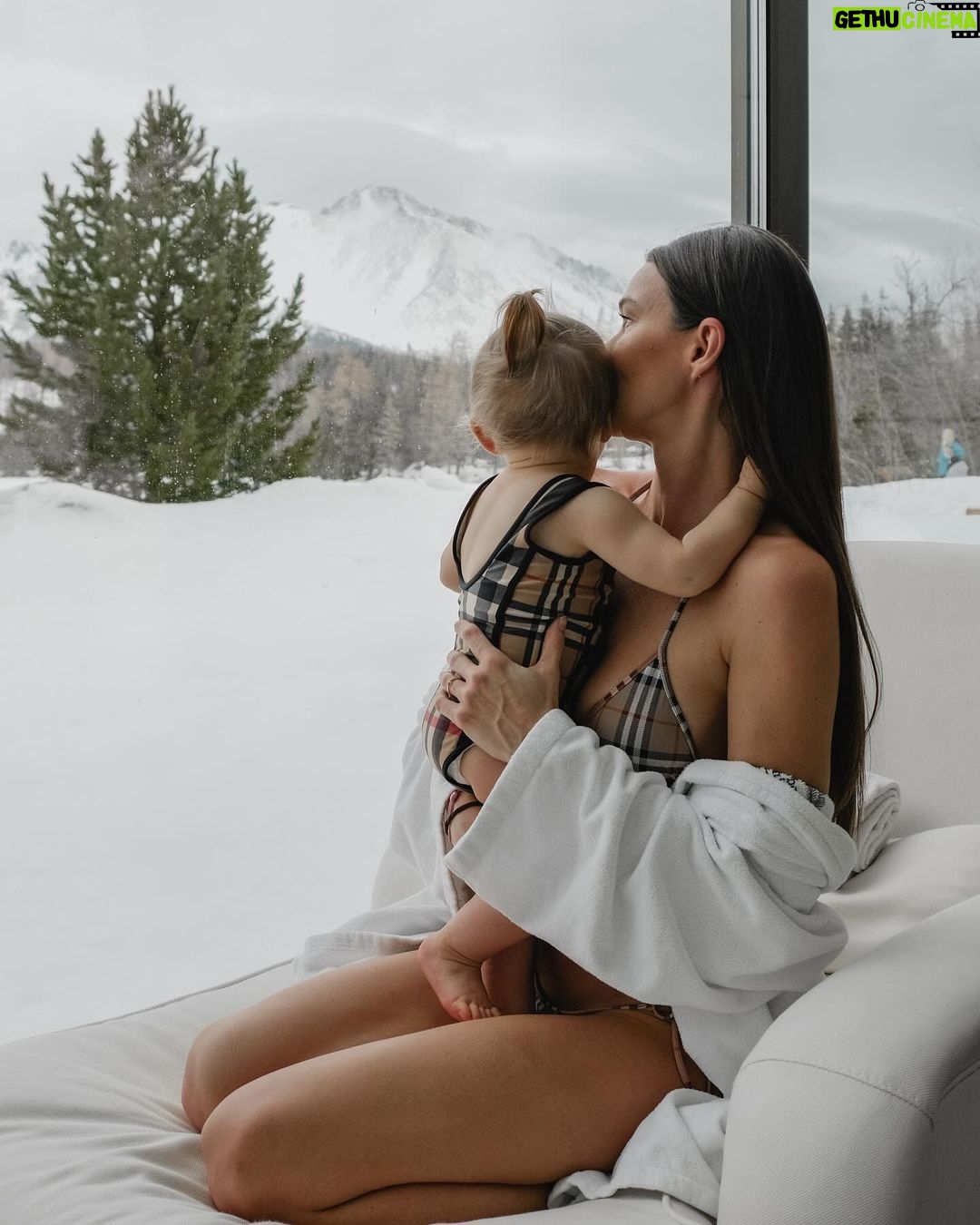 Nikol Švantnerová Instagram - Naše tradiční fotka 🤍🏔️ #kempinskihightatras Grand Hotel Kempinski High Tatras