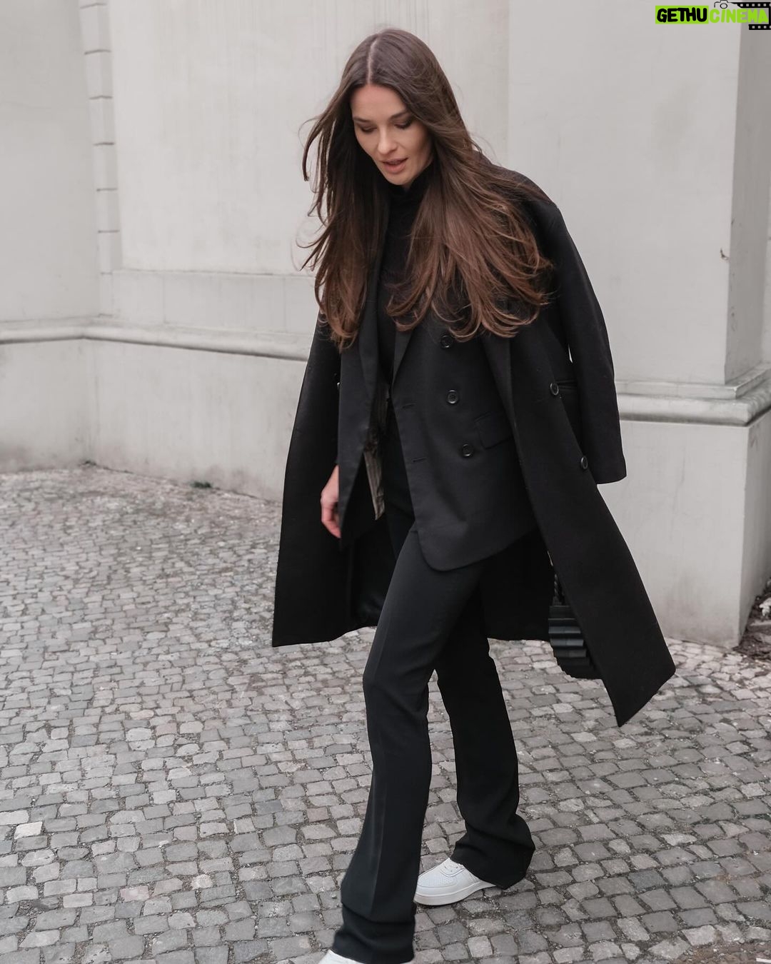 Nikol Švantnerová Instagram - Když objevíš první dlouhé, fakt dlouhé kalhoty 🖤 #littlemiracle Prague, Czech Republic