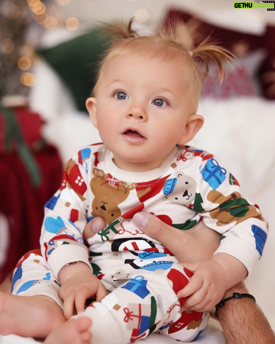 Nikol Švantnerová Instagram - Naše první Vánoce❤️🎄 Přejeme vám šťastné a pohodové chvíle s vašimi nejbližšími, protože nic není víc! #christmastime