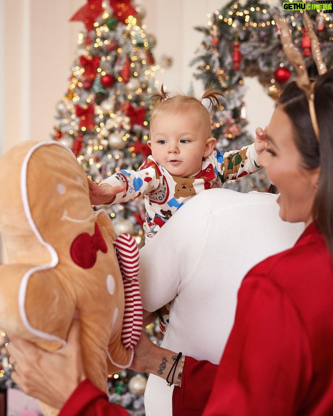 Nikol Švantnerová Instagram - Naše první Vánoce❤️🎄 Přejeme vám šťastné a pohodové chvíle s vašimi nejbližšími, protože nic není víc! #christmastime