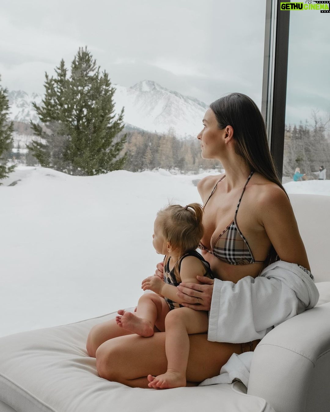 Nikol Švantnerová Instagram - Naše tradiční fotka 🤍🏔️ #kempinskihightatras Grand Hotel Kempinski High Tatras