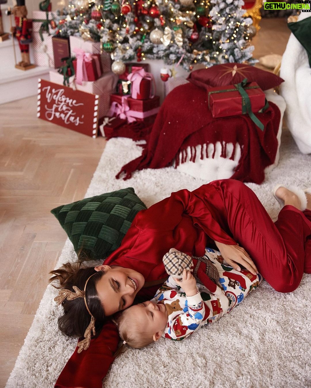 Nikol Švantnerová Instagram - Naše první Vánoce❤️🎄 Přejeme vám šťastné a pohodové chvíle s vašimi nejbližšími, protože nic není víc! #christmastime