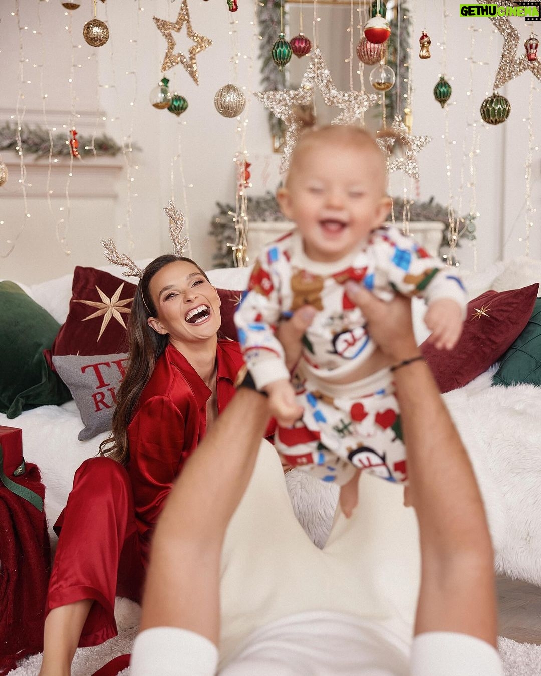Nikol Švantnerová Instagram - Naše první Vánoce❤️🎄 Přejeme vám šťastné a pohodové chvíle s vašimi nejbližšími, protože nic není víc! #christmastime