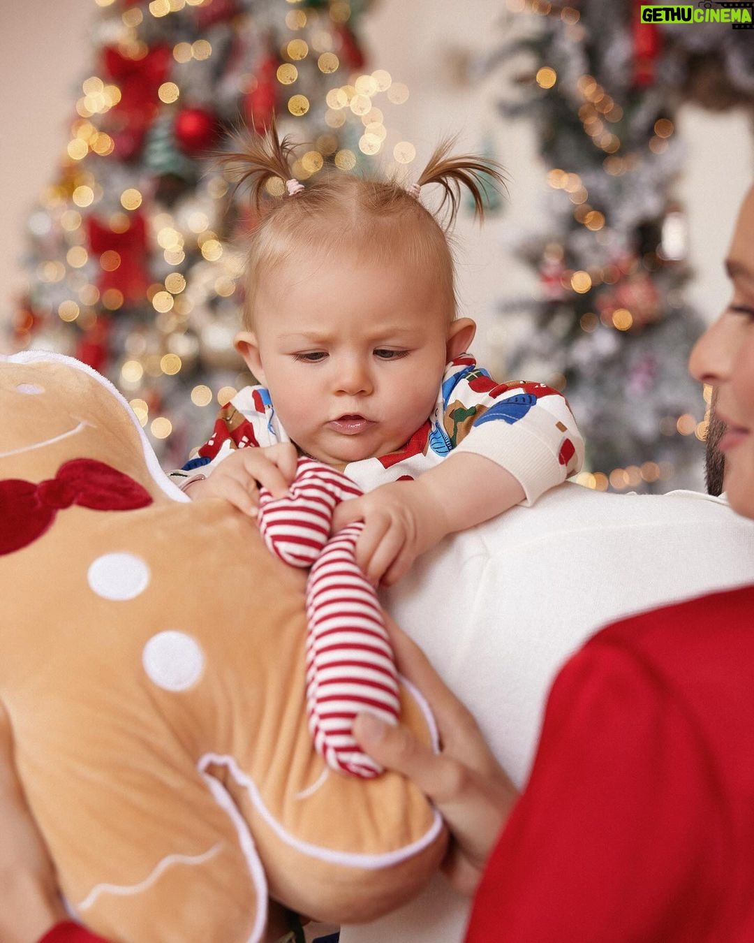 Nikol Švantnerová Instagram - Naše první Vánoce❤️🎄 Přejeme vám šťastné a pohodové chvíle s vašimi nejbližšími, protože nic není víc! #christmastime