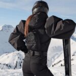 Nikol Švantnerová Instagram - Když jsem tenhle overal viděla poprvé, říkala jsem si, že je to trochu moc na svah, pak jsem si ho ale vyzkoušela a řekla jsem si, no tak budu trochu moc, nemůžu ho tady nechat a teď jsem za to ráda, je dokonalý, vypadá strašně cool a rozhodně se za vámi každý otočí!😁🖤 #bedifferent #beyourself Fieberbrunn
