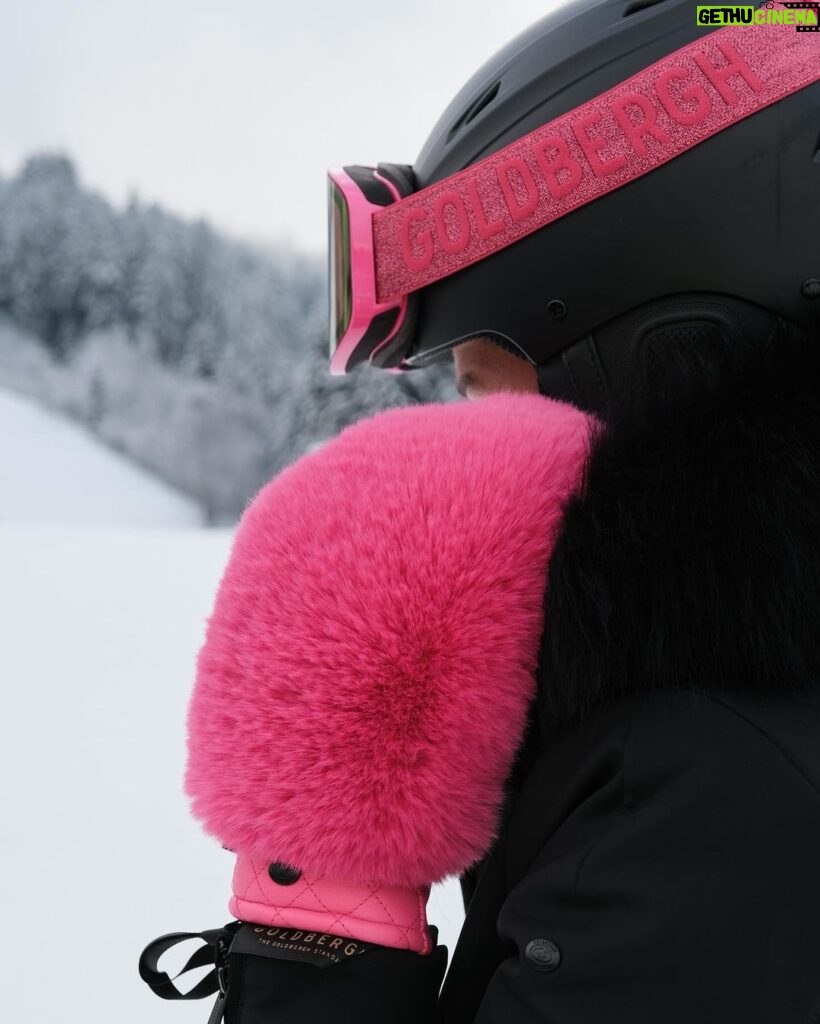 Nikol Švantnerová Instagram - Loni jsem musela vynechat, letos jsem se na svah vrátila v plné parádě💕⛷️ #skiseason Fieberbrunn