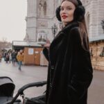 Nikol Švantnerová Instagram - Vánoční Vídeň🎀 Tentokrát celá rodina pohromadě, @patasvantner se nám po roce vrátil, tak jsem ho hned z letiště vytáhla nasát atmosféru. #christmastime Wiener Christkindlmarkt