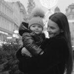 Nikol Švantnerová Instagram - Vánoční Vídeň🎀 Tentokrát celá rodina pohromadě, @patasvantner se nám po roce vrátil, tak jsem ho hned z letiště vytáhla nasát atmosféru. #christmastime Wiener Christkindlmarkt