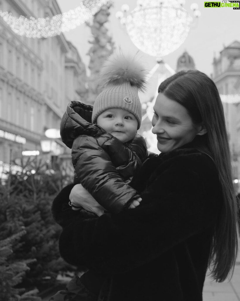 Nikol Švantnerová Instagram - Vánoční Vídeň🎀 Tentokrát celá rodina pohromadě, @patasvantner se nám po roce vrátil, tak jsem ho hned z letiště vytáhla nasát atmosféru. #christmastime Wiener Christkindlmarkt